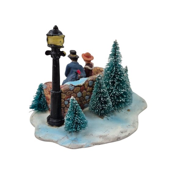 Holiday Time Christmas Village Couple On Bench With Lamp Post Scene Boxed Resin - Picture 7 of 10